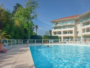 Studio au calme avec piscine, face golf, parking gratuit, tout à pied à 10mn centre ville